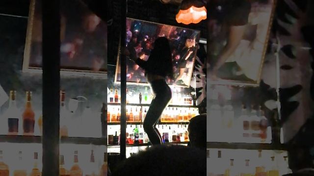 Танец в баре