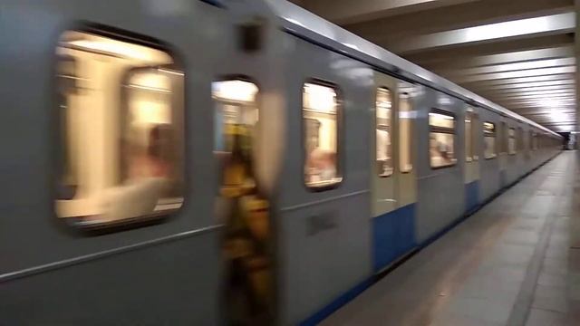 Отправление поезда 81-760 Ока со станции Профсоюзная смотреть онлайн