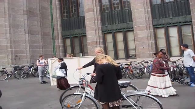 У вокзала Хельсинки. Ночь искусств. Это так было. Да да не удивляйтесь. смотреть онлайн