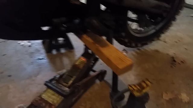 How to lift rear of a motorcycle with car jack смотреть онлайн