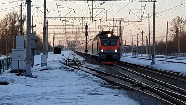 Электровоз ЭП20-059 с пассажирским поездом проследует через ст. Славянка смотреть онлайн