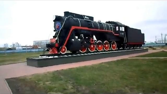 Настоящий паровоз на пьедестале. смотреть онлайн