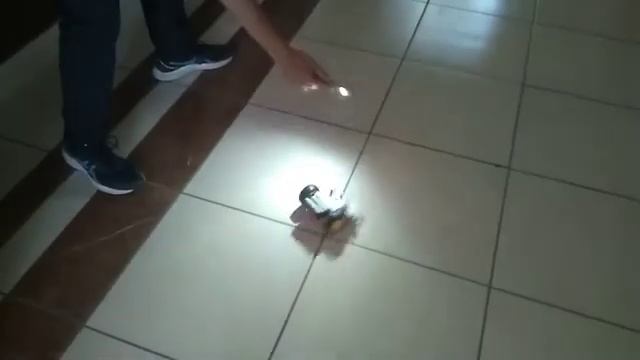 Робот двигающийся на свет смотреть онлайн