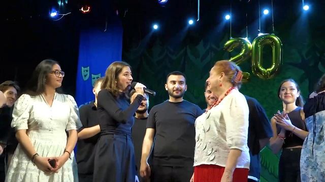 ПОЗДРАВЛЕНИЕ-СЮРПРИЗ НА 20-ЛЕТНИЙ ЮБИЛЕЙ ТЕАТРА ГЮНАЙ ОТ УЧЕНИКОВ смотреть онлайн