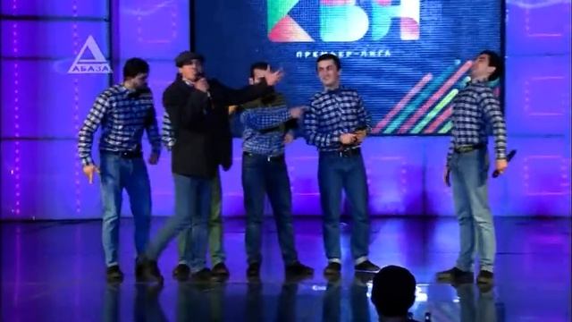 Шутя со сцены в зал спускаясь смотреть онлайн