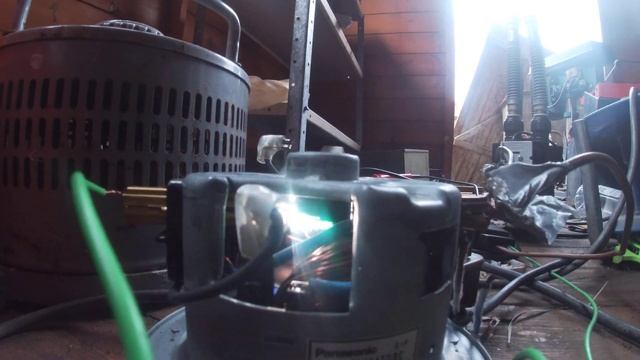 DYSON MOTOR BLOWS UP AND CATCHES FIRE (I POPED IT) (flashing /arcing) смотреть онлайн
