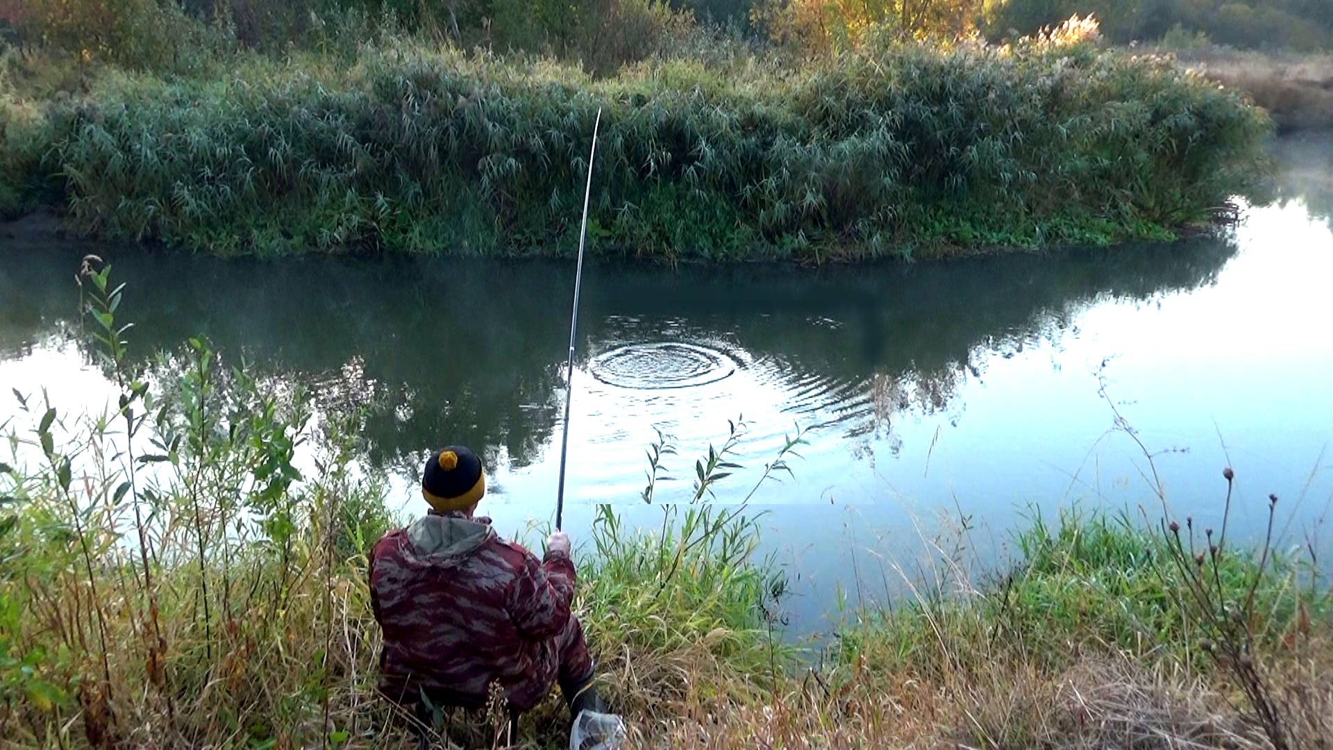 Рыбалка 3 октября на поплавок на малой речке - первый заморозок смотреть онлайн