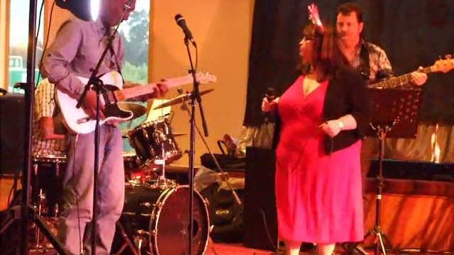 Michelle Greaves & Robert Katipa Jr sing "It Only Happens When I Look At You" смотреть онлайн