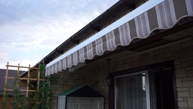 Открытая локтевая маркиза с автоматикой: двигатель, датчик ветра, пульт управления. смотреть онлайн