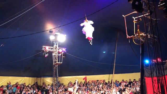 Цирк Шапито, клоуны смотреть онлайн