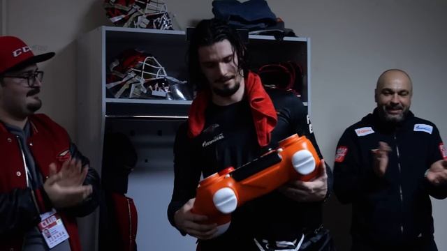 МУЖИКИ, СПАСИБО ЗА ИГРУ! | Победная раздевалка «Авангарда» после матча с «Торпедо» | Сезон КХЛ 23/24 смотреть онлайн