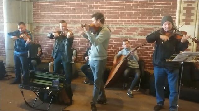Músicos callejeros en Museo Rembrandt Ámsterdam смотреть онлайн