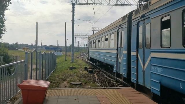 Электропоезд Эр9т-718 на ст. Колодищи / ER9T-718 EMU at the Kolodishi station смотреть онлайн