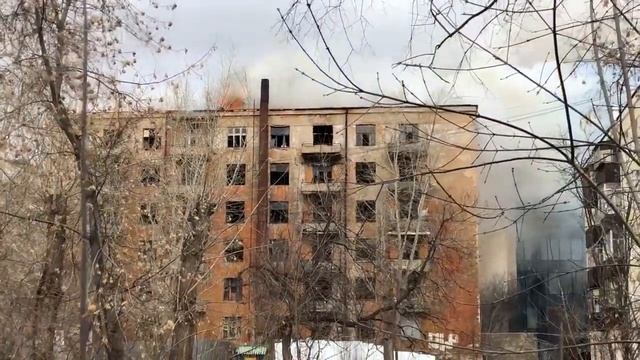 В центре Екатеринбурга полыхает заброшенная многоэтажка смотреть онлайн