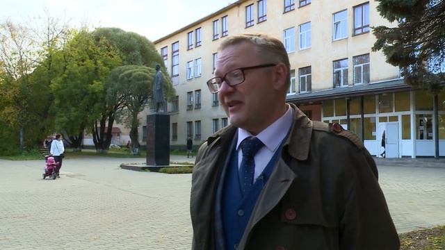 Как памятник Маяковскому очутился на постаменте у «педа»? смотреть онлайн