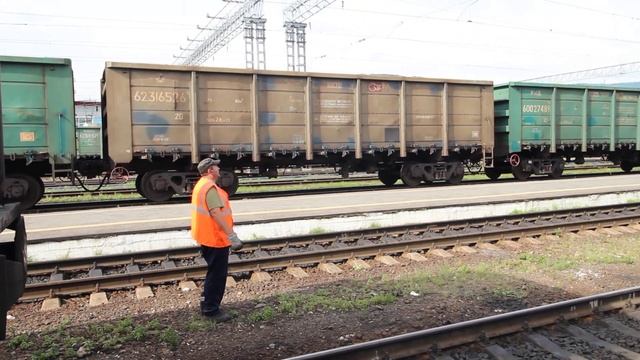 Паровозы Л-3438 и Л-3485 прицепляются к поезду