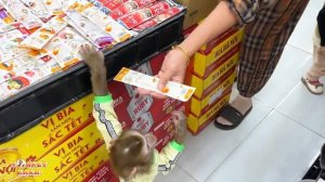 Monkey Kaka and Diem went to the supermarket to buy instant noodles
