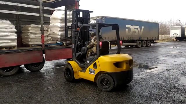 ВИЛОЧНЫЙ ПОГРУЗЧИК KOMATSU FD30T-17 смотреть онлайн