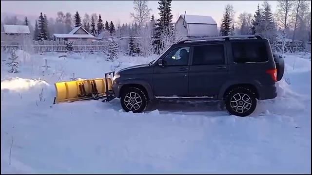 Уаз Патриот чистит снег отвалом Автоотвал.РФ. Как работают антишоковые пружины на отвале. смотреть онлайн