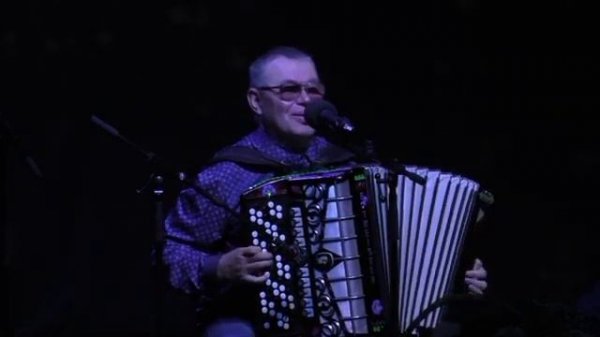 Снег падает в Сыктывкаре.