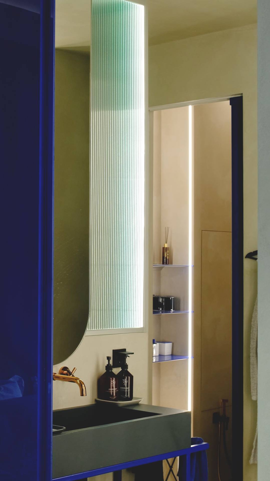 Освещение апартаментов в центре Москвы: светодиодная лента и ничего лишнего смотреть онлайн