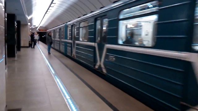 Станция метро Трубная, Электропоезд 81-717.5М Номерной смотреть онлайн