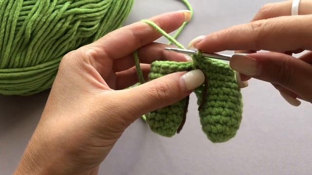 Как связать простую игрушку крючком/ Новая пряжа Atrico смотреть онлайн