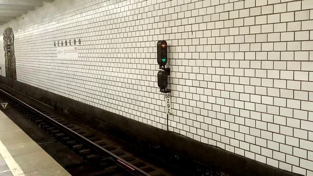 Калужско-рижская линия метро. Номерные 81-717/714.5 и работа входного симафора на станции "Беляево" смотреть онлайн