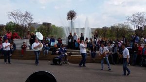 Уличный духовой оркестр 1 мая 2016 в Москве. Парк Горького