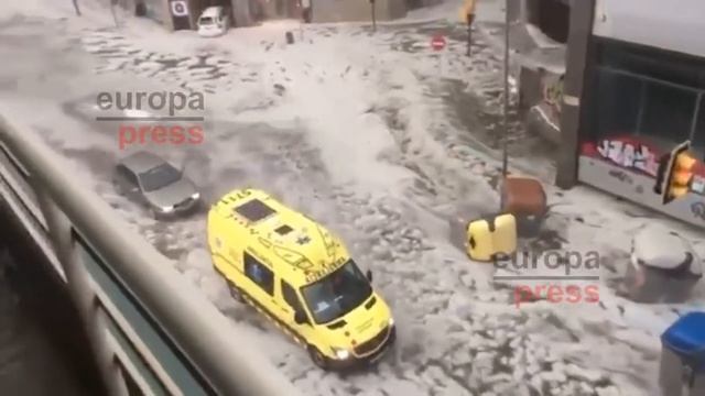 Стихийное бедствие в Жироне смотреть онлайн