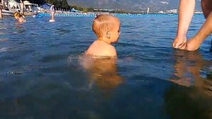3-летний ребенок плавает и ныряет в море