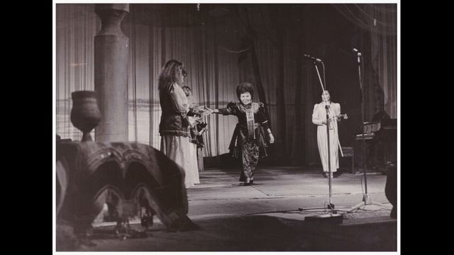 Марина Попова-Эдьиий Марыына - «Күһүҥҥү ырыа», муз Д. Данилова, сл Л. Попова смотреть онлайн