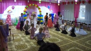 Вход на выпускной утренник в детском саду.