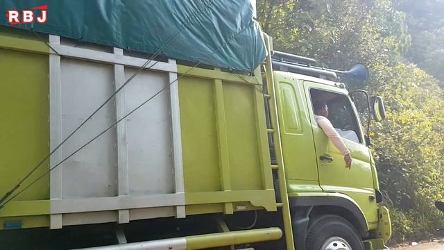 Menunggu Pertolongan !!! Truk Tronton Habis Nafas Gagal Nanjak Di Tanjakan Batu Jomba смотреть онлайн