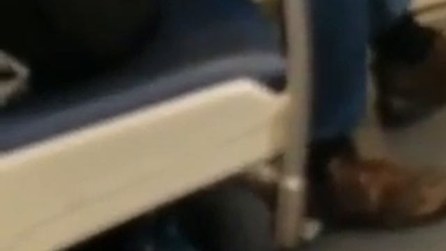 Очень странноватые игры на полу в метро Москвы. Папа и сын? смотреть онлайн