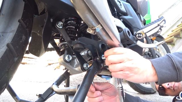 Kawasaki Versys X 300 Center Stand Installation смотреть онлайн