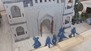 Мультфильм "Солдатики штурмуют замок"