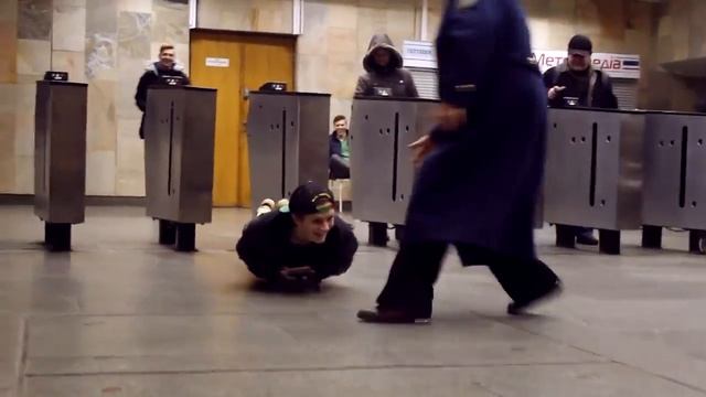 Как пройти бесплатно в метро !?! смотреть онлайн
