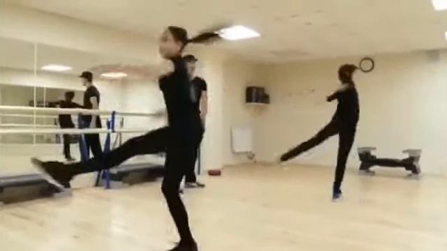 Алина Загитова тренируется на паркете смотреть онлайн