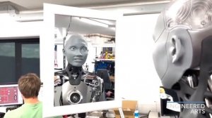 Робот Ameca испугалась себя в зеркале.