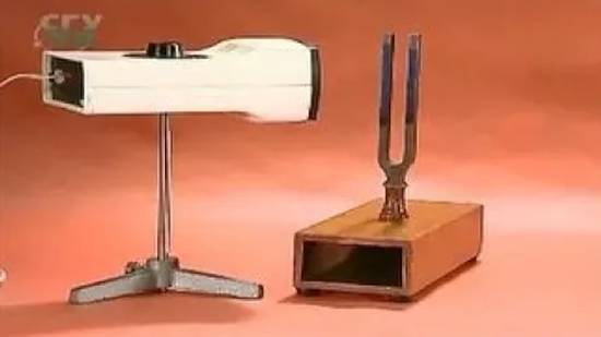 Физика. Колеблющееся тело как источник звука: звучание камертона смотреть онлайн