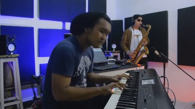 GRAVITY - JHON MAYER LIVE SAXOPHONE COVER | MIKA SIPAYUNG Ft HERBIN SIRINGO RINGO смотреть онлайн