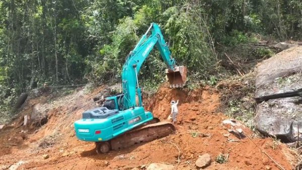 Massive Mountain Road Construction Excavator Skillfully Moves Giant Stone