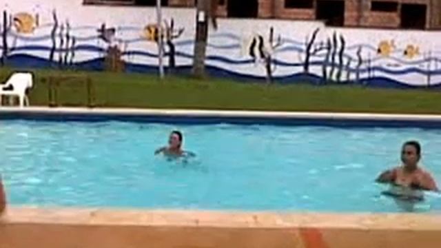 Perreo en la piscina смотреть онлайн