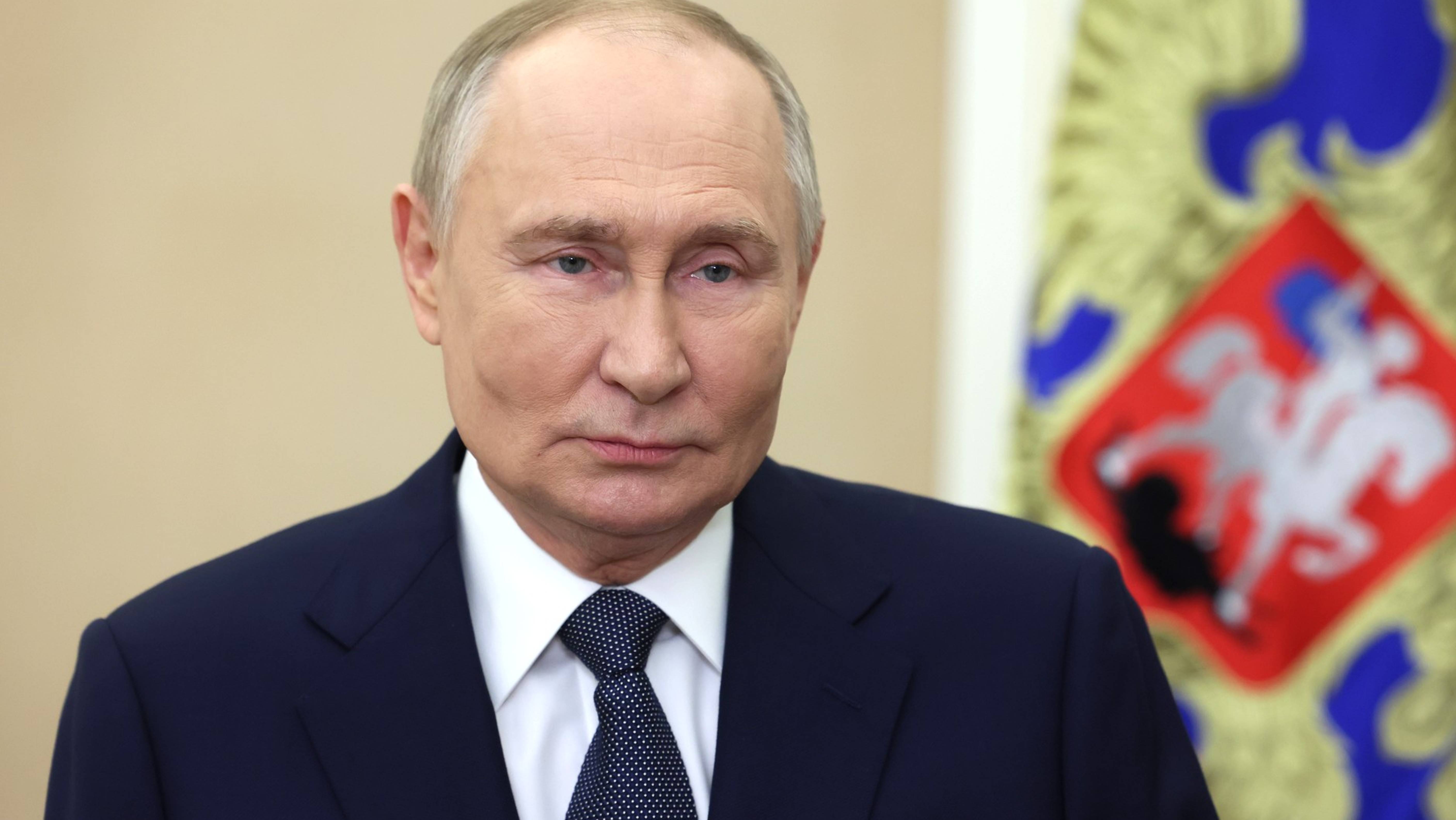 Президент России Владимир Путин поздравил педагогов, преподавателей и наставников с Днём учителя смотреть онлайн