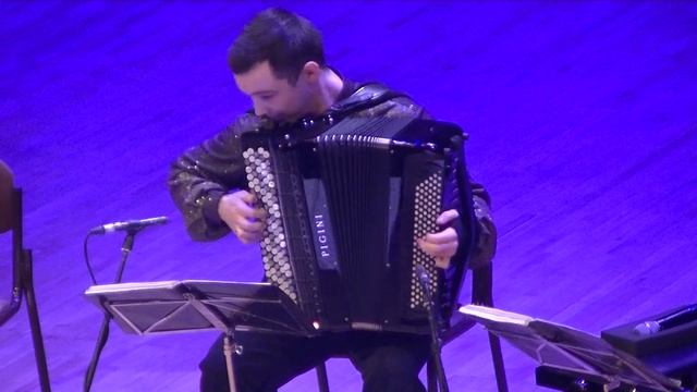 Играет чемпион мира по баяну Кири́лл Руси́нов смотреть онлайн