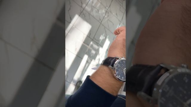 Кожаный ремешок и большой корпус у Tissot смотреть онлайн