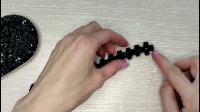 Урок 1. Техника плетения основного полотна сумочки из бусин смотреть онлайн