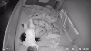 Мама спит с ребенком в одной кровати [Mom sleeps with the baby in the same bed]