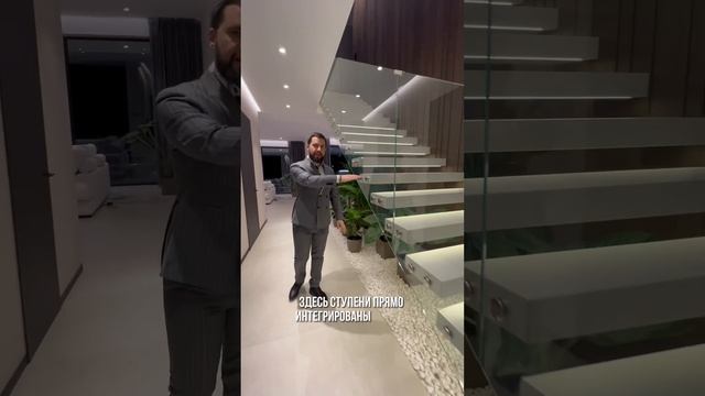 ПАРЯЩАЯ ЛЕСТНИЦА В ДОМЕ В АГАЛАРОВ ЭСТЕЙТ #элитнаянедвижимость #новорижскоешоссе #новаярига смотреть онлайн